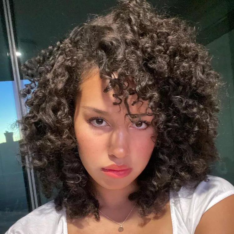 Seitlich gefegte Locken