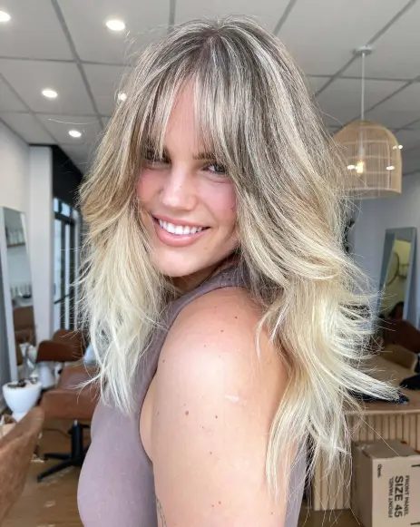 Langes blondes Haar mit Pony
