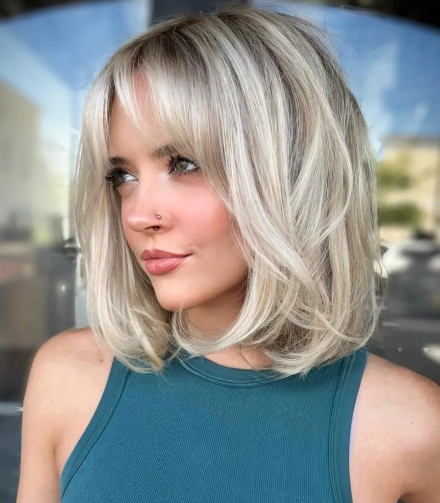 Federnder blonder Lob
