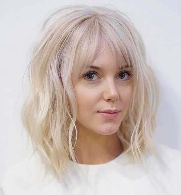 Gewellter platinblonder Lob