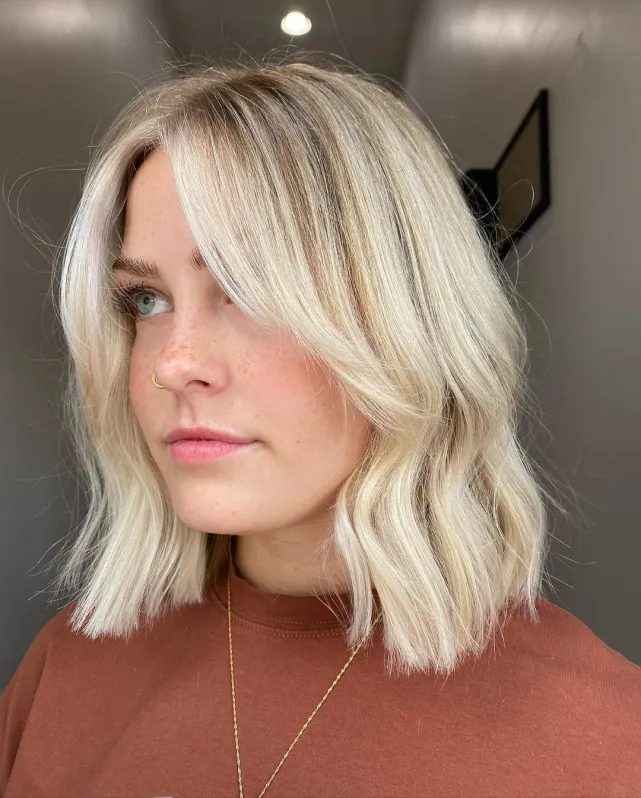Platinblonder Gesichtsrahmen