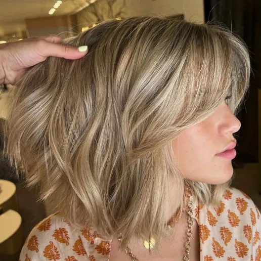 Goldblonder, gefiederter Pony