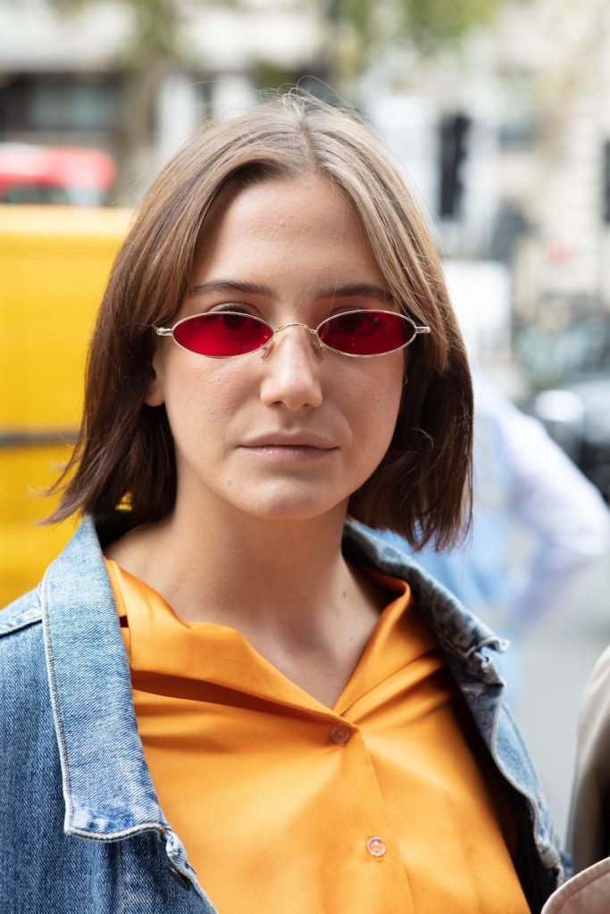 Kurzer brauner Bob mit seitlichem Pony