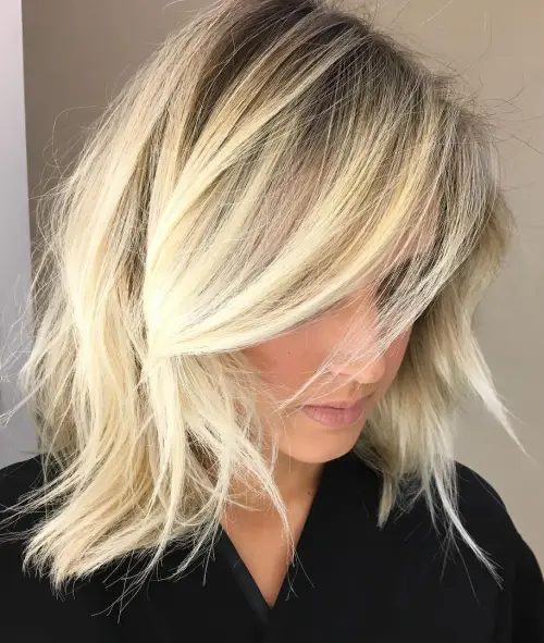Unordentlicher blonder Bob mit seitlichem Pony