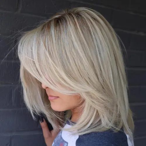 Langer blonder Bob mit fließendem Seitenpony