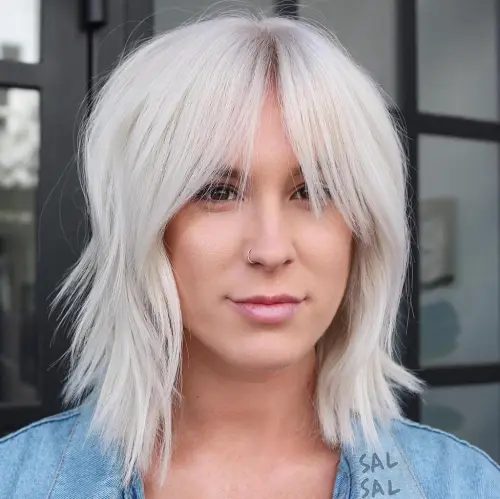 Platinblond mit langem Pony