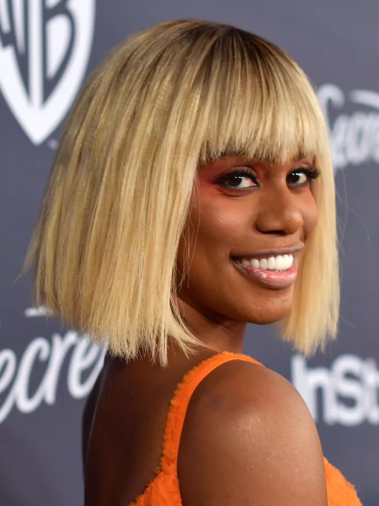 Blonder Bob mit rasiertem Pony