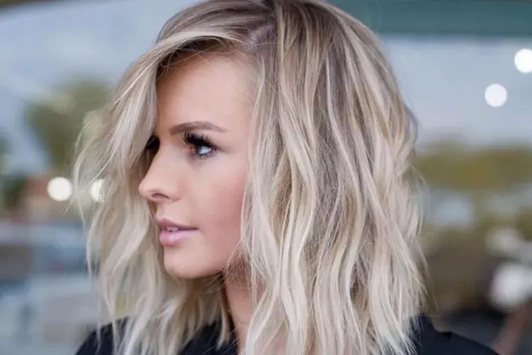 23 Frisuren für mittellanges blondes Haar – Komplette Anleitung
