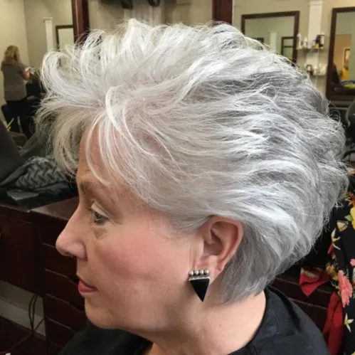 Graues Ombre für kurzes Haar