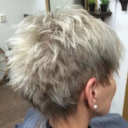 Zweifarbiger Pixie-Schnitt