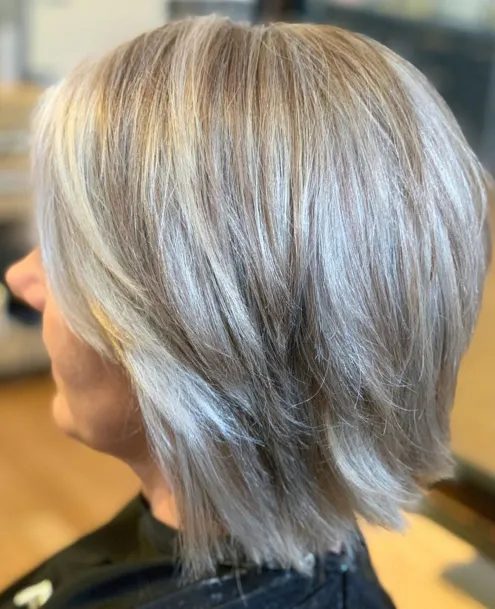 Kurzer silberner Shag mit Lowlights