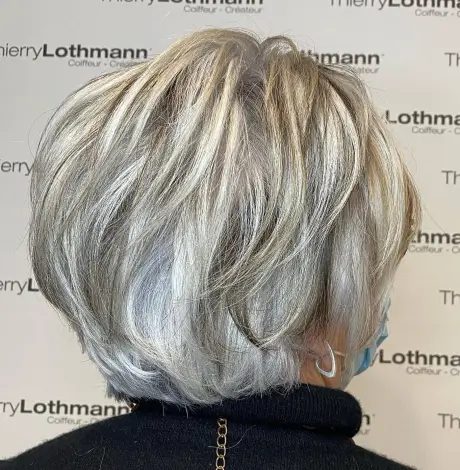 Gefiederter grauer Bob mit Lowlights