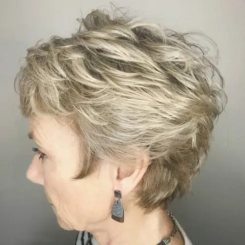 Gefiederter Shag für ältere Frauen