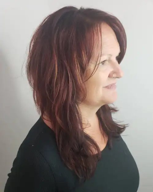 Lässiger langer Shag mit Mittelscheitel