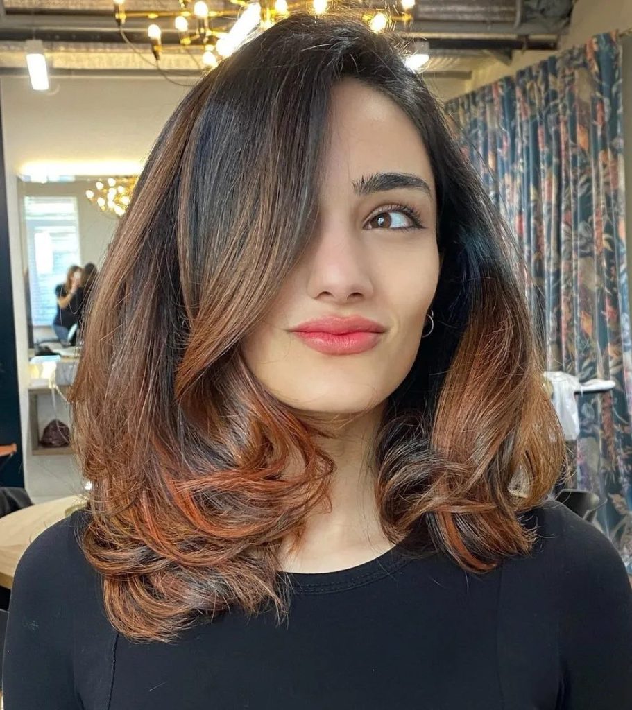 Charmanter Seitenscheitel-Stil mit Kupfer-Balayage