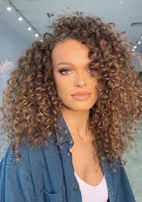 Lockiges Haar mit Balayage-Schichten