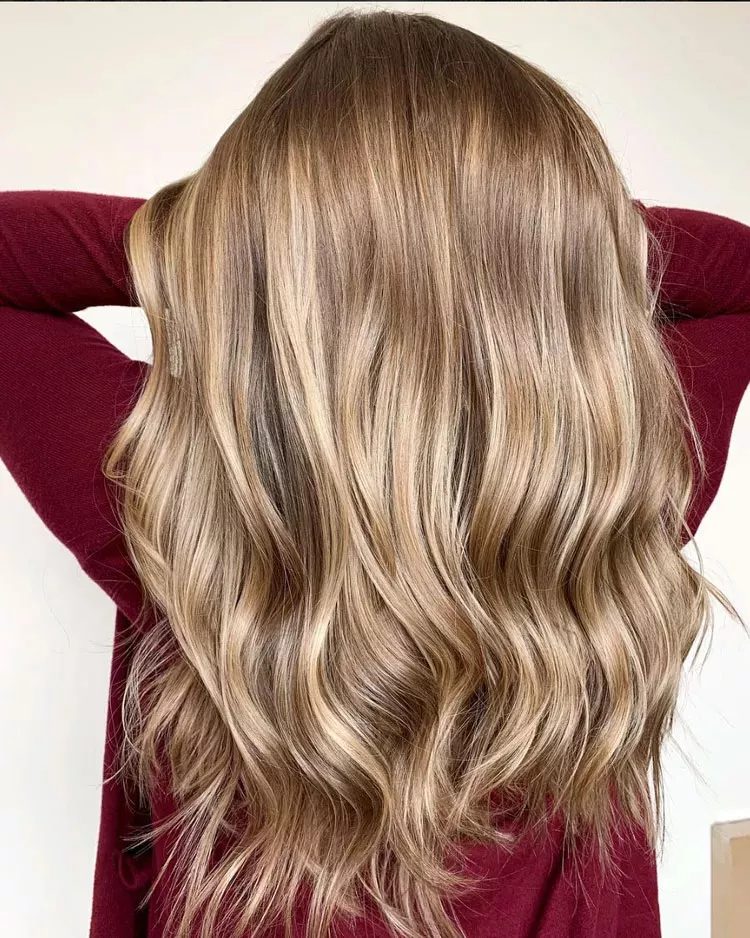 Goldene Bronde mit langen Schichten